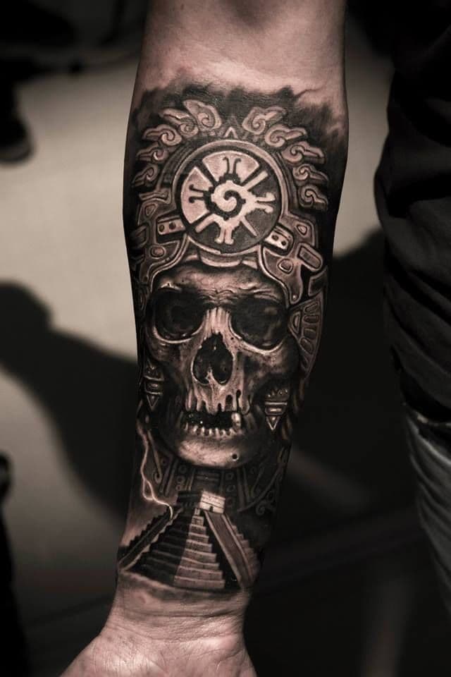 Realism skull tatoo with a high level of detail and Maya culrural references.